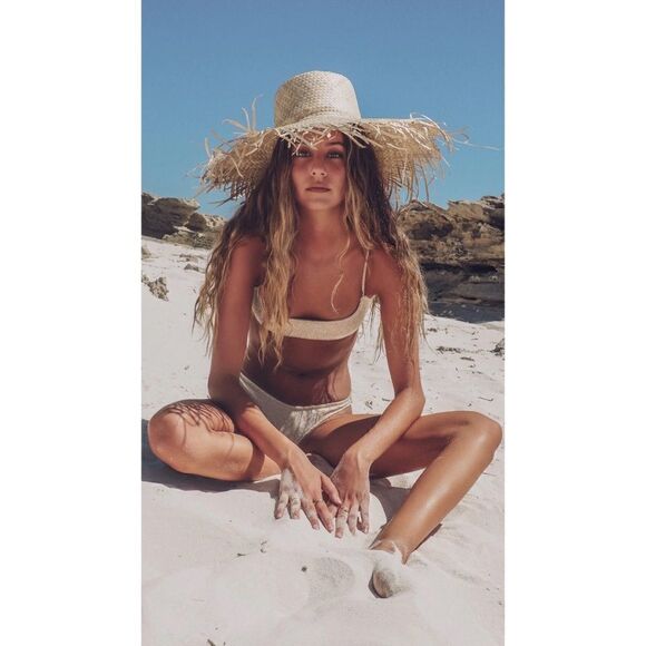 TRIANGL MICA CHEEKY GOLD SET NO BAG NEW WITH TAGS - Picture 2 of 8